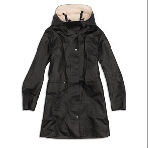 LULU LEMON - INTO THE DRIZZLE RAIN COAT